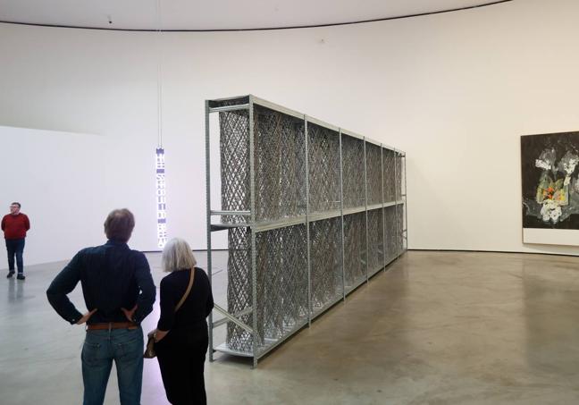 'Akropolis Now', una imponente valla de concertina como las de las fronteras, obra de Kendell Geers.